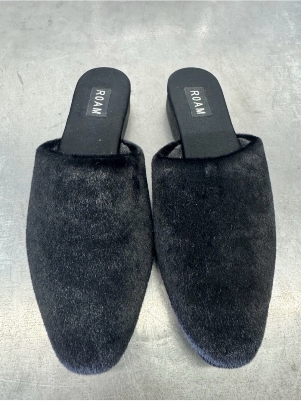 Roam Cloud Mule inBlack Faux Fur. Size
7. New No Box